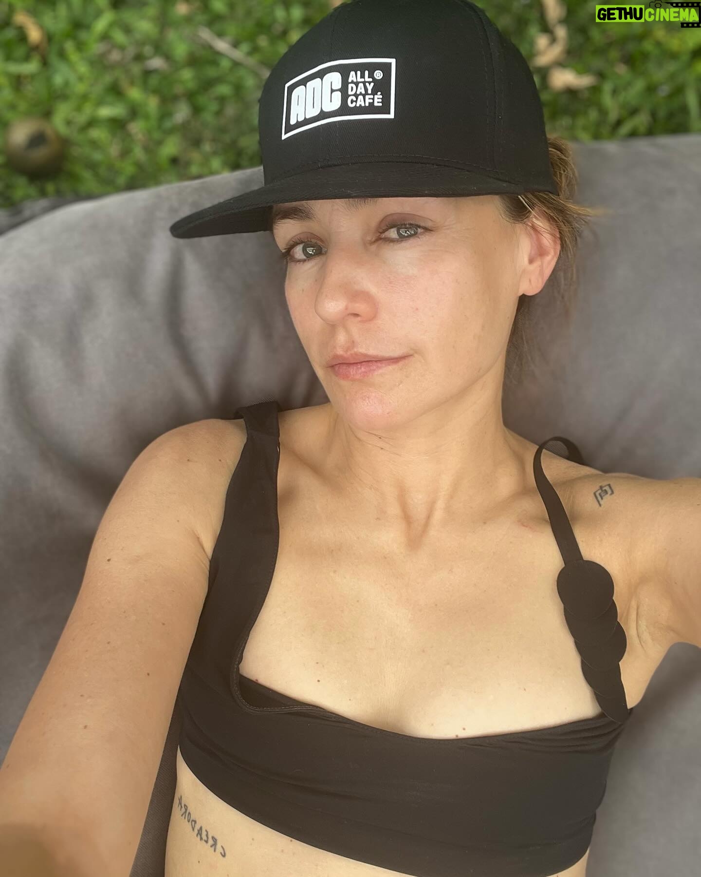 Marcela Mar Instagram - Mi 2024 arranca así: Agradeciendo, relajando, dejando fluir. Integrando todo lo aprendido y vivido en el 2023. Prestando atención y adquiriendo nuevas herramientas para lo que venga. Les deseo encuentren un espacio de sosiego en su interior, un grupo de personas que alimenten su espíritu, una pasión y curiosidad por la vida, momentos de placer y de ocio, dejar de compararse y vivir con propósito. Feliz 2024!