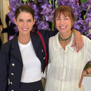 Marcela Mar Instagram - Nuestra felicidad de vernos y coincidir en @festivaldecannes pero sobre todo, de coincidir en esta vida!
Te amo hermana ❤️💜 @juana_acosta 
Mucha mierda con tu estreno  de LES PISTOLETS EN PLASTIQUE en la Quincena de realizadores ✨🎬❤️

Mi look es @vistetedecolombia por supuesto, set de @nawaresortwear  con joyas de @ayshabilgrami