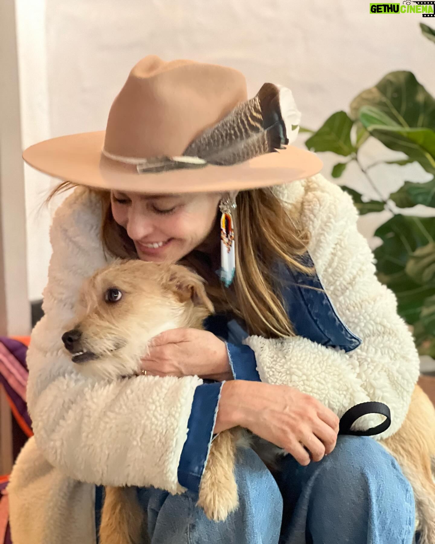 Marcela Mar Instagram - Mi 2024 arranca así: Agradeciendo, relajando, dejando fluir. Integrando todo lo aprendido y vivido en el 2023. Prestando atención y adquiriendo nuevas herramientas para lo que venga. Les deseo encuentren un espacio de sosiego en su interior, un grupo de personas que alimenten su espíritu, una pasión y curiosidad por la vida, momentos de placer y de ocio, dejar de compararse y vivir con propósito. Feliz 2024!