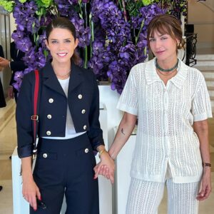 Marcela Mar Instagram - Nuestra felicidad de vernos y coincidir en @festivaldecannes pero sobre todo, de coincidir en esta vida!
Te amo hermana ❤️💜 @juana_acosta 
Mucha mierda con tu estreno  de LES PISTOLETS EN PLASTIQUE en la Quincena de realizadores ✨🎬❤️

Mi look es @vistetedecolombia por supuesto, set de @nawaresortwear  con joyas de @ayshabilgrami