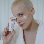 Marcella Rica Instagram - o skincare de todos os dias. com uma vibe roupão do líder e @helioderm, porque proteção a gente leva a sério por aqui. 🤍