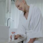 Marcella Rica Instagram - o skincare de todos os dias. com uma vibe roupão do líder e @helioderm, porque proteção a gente leva a sério por aqui. 🤍