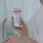 Marcella Rica Instagram - o skincare de todos os dias. com uma vibe roupão do líder e @helioderm, porque proteção a gente leva a sério por aqui. 🤍