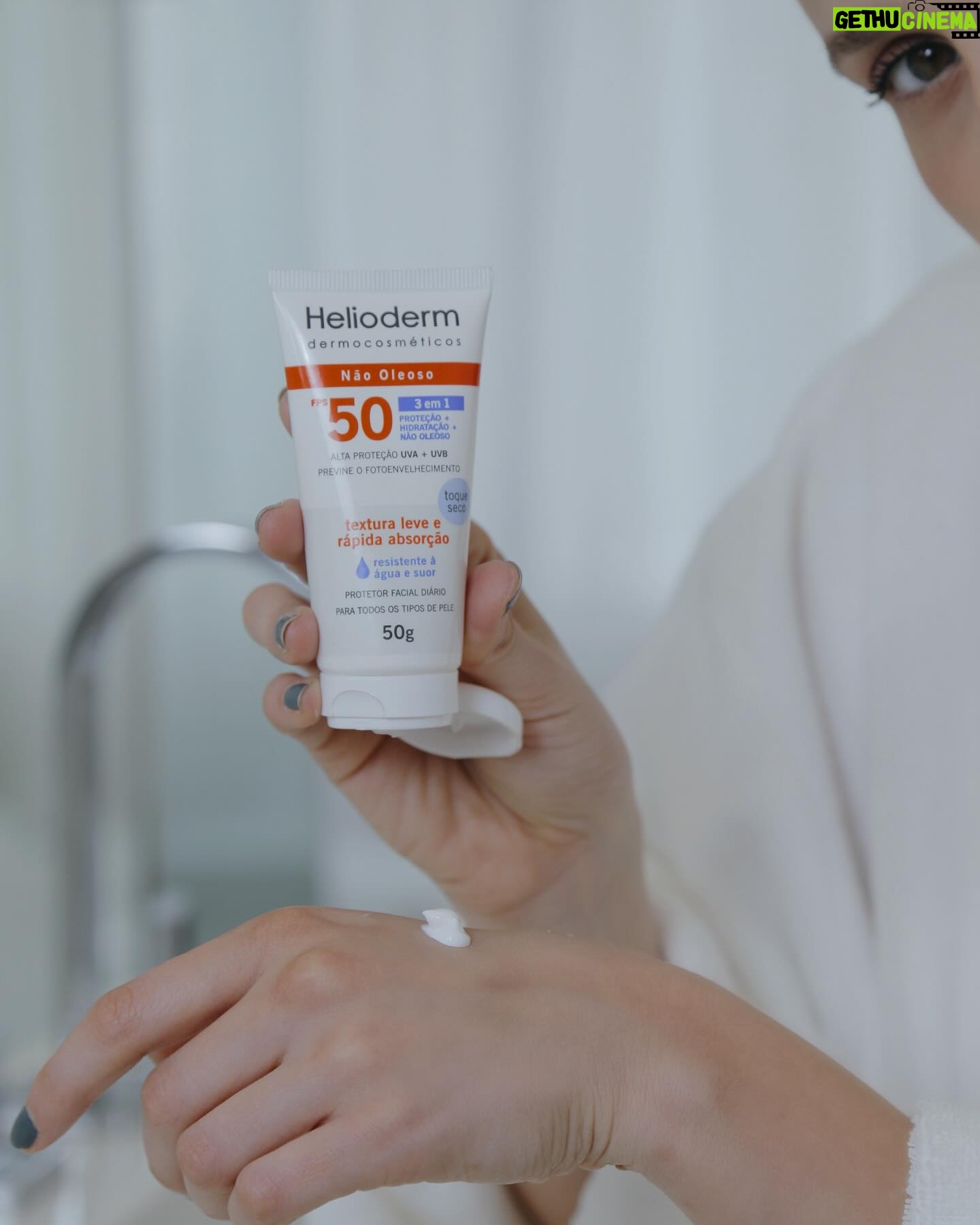 Marcella Rica Instagram - o skincare de todos os dias. com uma vibe roupão do líder e @helioderm, porque proteção a gente leva a sério por aqui. 🤍
