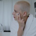 Marcella Rica Instagram - o skincare de todos os dias. com uma vibe roupão do líder e @helioderm, porque proteção a gente leva a sério por aqui. 🤍