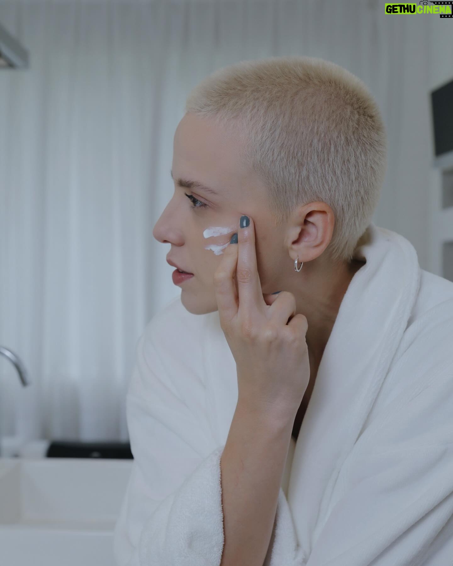 Marcella Rica Instagram - o skincare de todos os dias. com uma vibe roupão do líder e @helioderm, porque proteção a gente leva a sério por aqui. 🤍