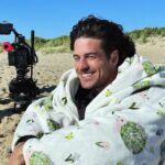 Marco Pigossi Instagram - Um ator no set na praia com seu cobertor de bichinhos é o verdadeiro glamour do cinema 🤪🎬 While waiting between takes for High Tide.