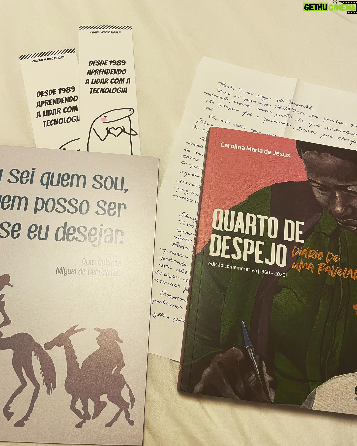 Marco Pigossi Instagram - Post de apreciação a @centralmarcopigossi_ que tá sempre me enchendo de presentes, mimos e carinho! Meu dream team! Obrigado por tudo sempre! @mariianselmo e Jessica ❤️