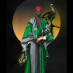 Marco Pigossi Instagram - O fotógrafo senegalês Omar Victor Diop (@omar_viktor) levanta questões ambientais e todo impacto e desafios que a crise climática trouxe para o continente africano com sua série ALLEGORIA. Diop traz uma sequência de auto-retratos utilizando elementos de espécies da fauna e flora africana ameaçados de extinção, criando assim “alegorias” que representam e personificam a preocupação humana com a preservação do meio ambiente que brevemente poderiam ser apenas memórias encontradas em livros de história.