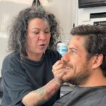 Marco Pigossi Instagram - Hoje é dia do ator! Esse ofício tão louco e tão mágico que me alimenta e me cura todos os dias ao mesmo tempo 🎭