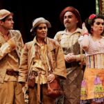 Marco Pigossi Instagram – Celebremos a capacidade única desta arte que transforma e nos faz refletir. #DiaMundialDoTeatro 🎭

Em cena com Glaucia Rodrigues, Bruno Ganem e Janaína Prado em O Auto da Compadecida de Ariano Suassuna, 2012.

📸 Guga Melgar