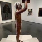 Marco Pigossi Instagram - Amnésia. Tive o prazer de ver a escultura do Flávio Cerqueira no Los Angeles County Museum of Art, que representa uma criança em tamanho real despejando tinta branca sobre seu corpo que simboliza e questiona o processo de embranquecimento da cultura e da memória brasileira. Fiquei impactado com essa obra! Não é forte?