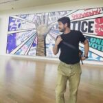 Marco Pigossi Instagram - #tbt de Atlanta, no National Center for Civil and Human Rights, com o mural da designer gráfica Paula Scher que celebra, reúne e conecta os movimentos relacionados ao ativismo pelos direitos humanos e civis, e os destaca como uma luta em constante evolução. Aliás esse espaço é visita obrigatória para quem passa por Atlanta!