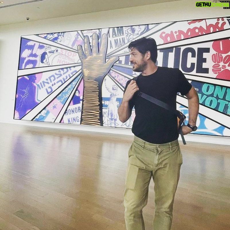 Marco Pigossi Instagram - #tbt de Atlanta, no National Center for Civil and Human Rights, com o mural da designer gráfica Paula Scher que celebra, reúne e conecta os movimentos relacionados ao ativismo pelos direitos humanos e civis, e os destaca como uma luta em constante evolução. Aliás esse espaço é visita obrigatória para quem passa por Atlanta!