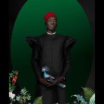 Marco Pigossi Instagram - O fotógrafo senegalês Omar Victor Diop (@omar_viktor) levanta questões ambientais e todo impacto e desafios que a crise climática trouxe para o continente africano com sua série ALLEGORIA. Diop traz uma sequência de auto-retratos utilizando elementos de espécies da fauna e flora africana ameaçados de extinção, criando assim “alegorias” que representam e personificam a preocupação humana com a preservação do meio ambiente que brevemente poderiam ser apenas memórias encontradas em livros de história.