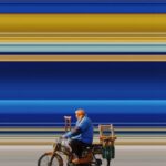 Marco Pigossi Instagram – O fotógrafo e diretor etíope Girma Berta (@gboxcreative), define a essência da Africa capturando a vida cotidiana, a cultura urbana, a energia e o movimento da classe trabalhadora pelas ruas de Marrakech, Marrocos, Jinja, Uganda, Bamako, Mali e Yirga Chefe, sul da Etiópia.
A série “Motion” celebra o dinamismo, a diversidade e vitalidade das comunidades  nas cidades do continente africano e é reconhecida por seu estilo que destaca a interação entre pessoas e o ambiente urbano contando histórias através da fotografia.