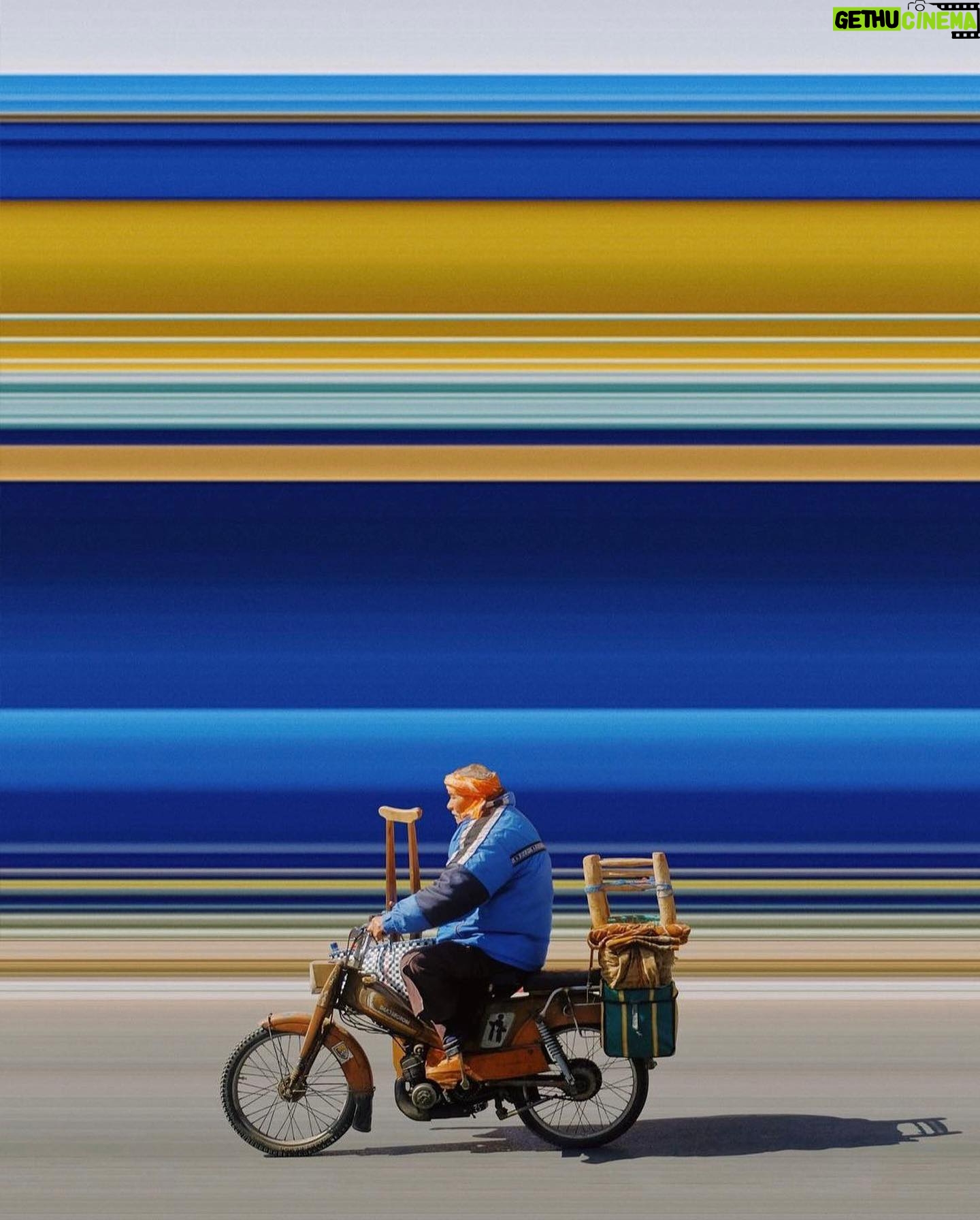 Marco Pigossi Instagram - O fotógrafo e diretor etíope Girma Berta (@gboxcreative), define a essência da Africa capturando a vida cotidiana, a cultura urbana, a energia e o movimento da classe trabalhadora pelas ruas de Marrakech, Marrocos, Jinja, Uganda, Bamako, Mali e Yirga Chefe, sul da Etiópia. A série “Motion” celebra o dinamismo, a diversidade e vitalidade das comunidades nas cidades do continente africano e é reconhecida por seu estilo que destaca a interação entre pessoas e o ambiente urbano contando histórias através da fotografia.