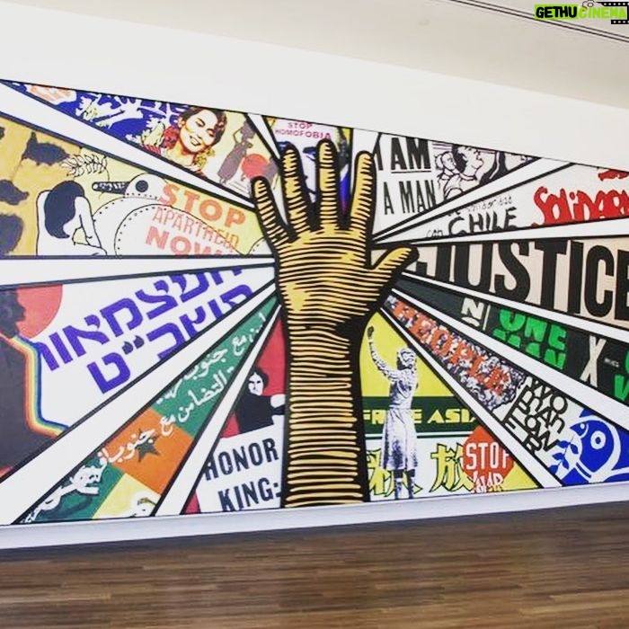 Marco Pigossi Instagram - #tbt de Atlanta, no National Center for Civil and Human Rights, com o mural da designer gráfica Paula Scher que celebra, reúne e conecta os movimentos relacionados ao ativismo pelos direitos humanos e civis, e os destaca como uma luta em constante evolução. Aliás esse espaço é visita obrigatória para quem passa por Atlanta!