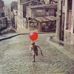 Marco Pigossi Instagram – 🎈
O Balão Vermelho,
Albert Lamorisse, 1956.