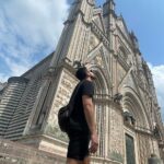 Marco Pigossi Instagram – Encontrei aqui no rolo da câmera: Duomo di Siena ou se preferir, A Catedral de Siena, foi construído no ponto mais alto da cidade no início do século 13, é uma estrutura impressionante feita de mármore preto e branco, as cores que simbolizam a cidade.