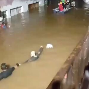 Marcos Mion Instagram - Reuni 4 amigos gaúchos, para indicar projetos e pessoas que estão fazendo a diferença e precisando de muito apoio:

- Deise Falci (@deisefalci): uma protetora apaixonada pelos animais e que está atravessando as enchentes para fazer o resgate de animais isolados.

- #AjudaTransRS: uma hashtag que tem o objetivo de conectar pessoas trans do RS que foram atingidas pelas enchentes, seja com abrigo, alimentos ou com mutirões de limpeza.

- Instituto Colo de Mãe (@somoscolodemae): duas mães atípicas que estão amparando autistas e seus familiares com abrigo e alimentação, oferecendo todo o cuidado e carinho que pessoas no espectro autista precisam.

- Campanha Solidária do RS (www.vakinha.com.br/4712837): uma enorme movimentação que está arrecadando fundos para ajudar famílias, escolas, abrigos e entidades que foram atingidos pelas enchentes.

- Achamos Sua Criança (@achamossuacrianca): um perfil do instagram dedicado a divulgar crianças e jovens que se perderam de suas famílias. Ajude seguindo e compartilhando as postagens para que eles possam ser encontrados o mais rápido possível.

E tem ainda mais maneiras de ajudar pelo: paraquemdoar.com.br

Apoie como puder. Cada uma dessas ações são valiosas pra ajudar as vítimas das enchentes a reconstruírem suas vidas!