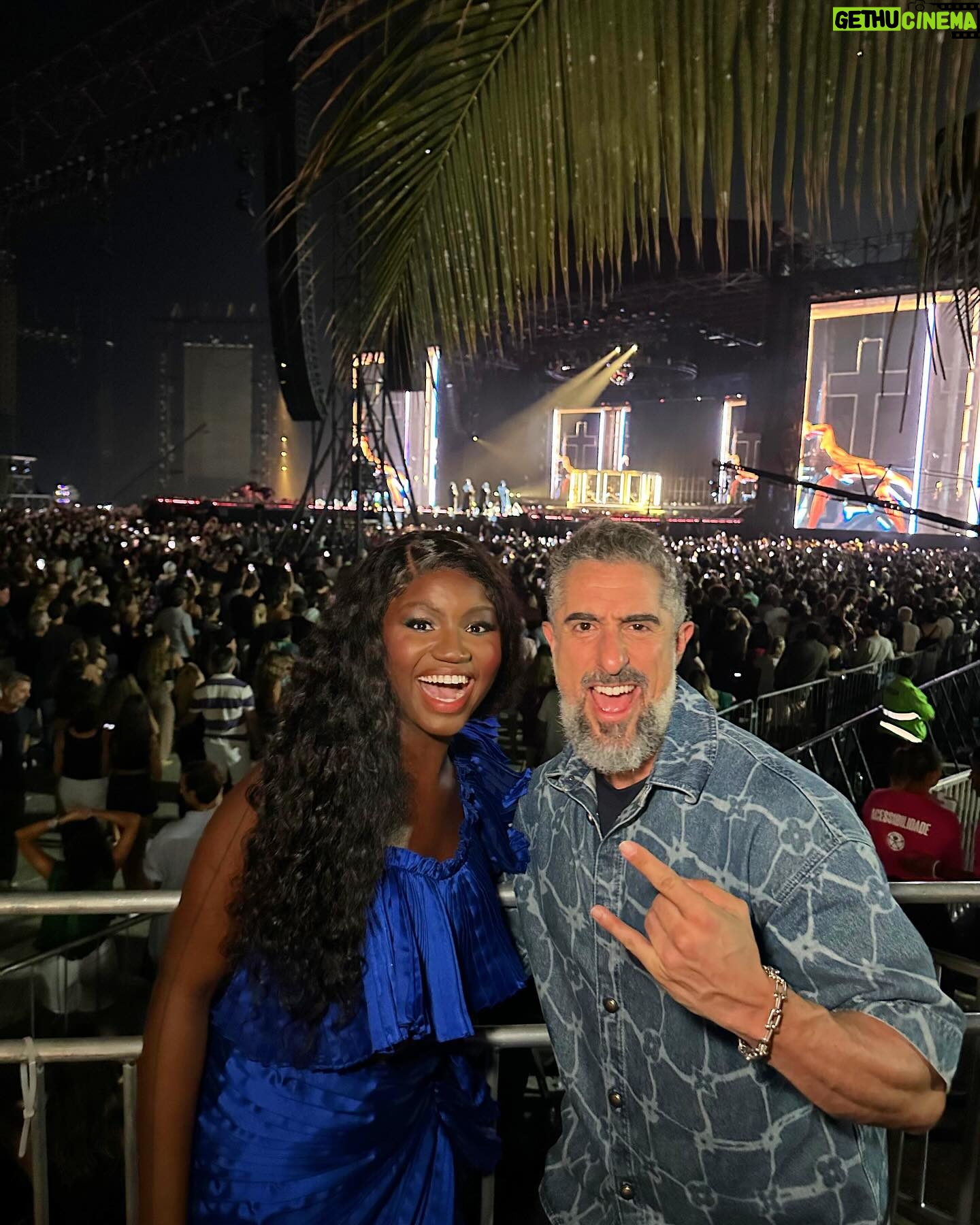 Marcos Mion Instagram - QUEM TAVA COM A GENTE? Segurando as pontas nessa uma hora e quinze minutos de atraso da Madonna? ๐ Quem sabe faz ao vivo!! Que batismo intenso @sadeekenya ! Parabรฉns!! ๐ espetacular trabalho em conjunto do entretenimento e jornalismo da @tvglobo ๐๐ผ๐๐ผ๐๐ผ๐๐ผ . Parabรฉns a todos os envolvidos! Uma honra fazer parte!