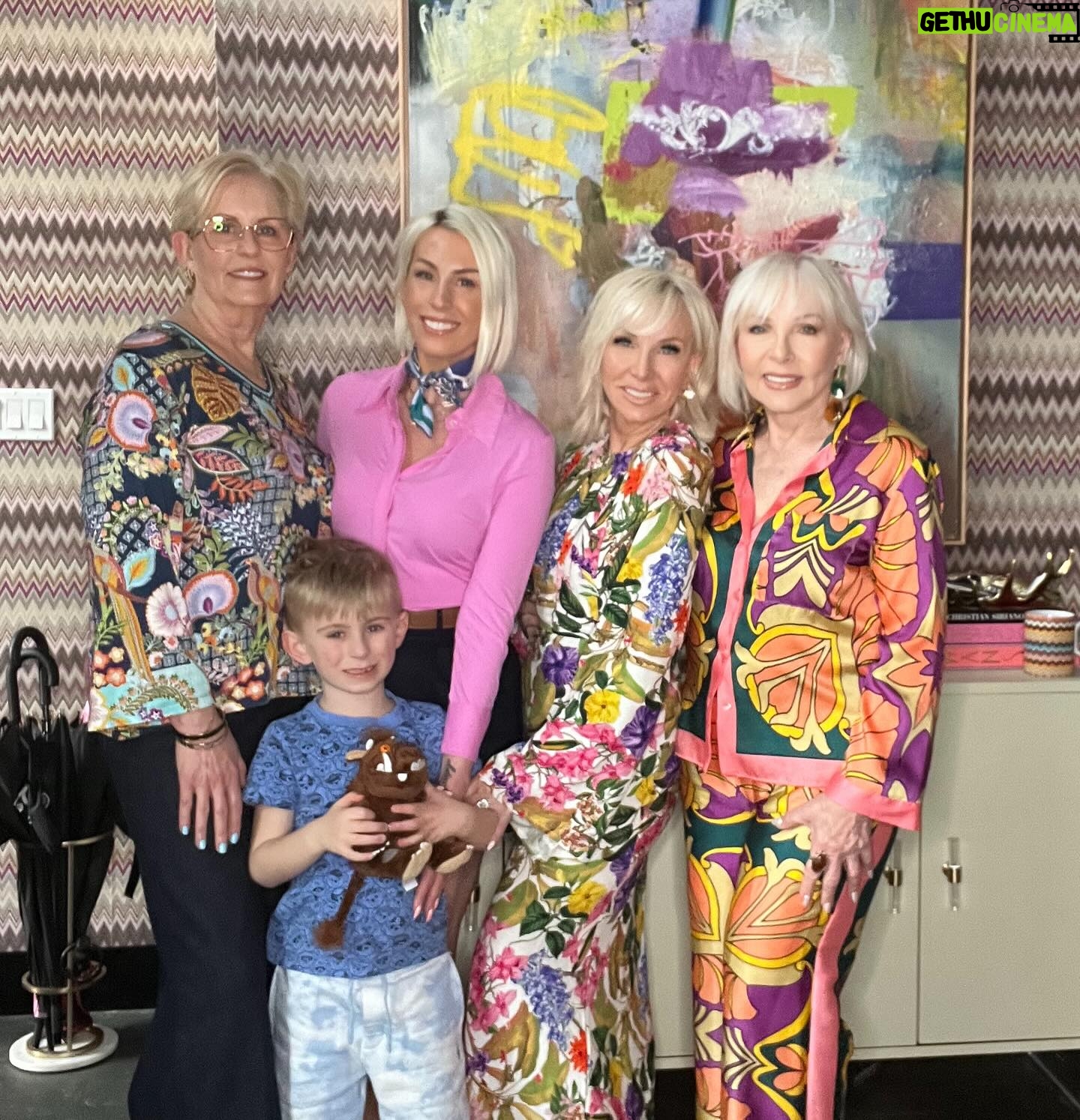 Margaret Josephs Instagram - Hoppy Easter 🐰🥕 from The Tudor Club 🐥💛 Hope all you peeps had a fabulous day! 🩷