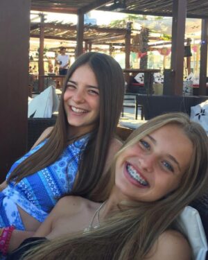 Margarida Corceiro Instagram - Hoje é o dia da pessoa que me atura há 11 anos e ainda não se fartou. Tragam o prémio. A minha irmã, mãe, melhor amiga e confidente. A pessoa que me conhece melhor no mundo inteiro. Que continuemos de mão dada pela vida fora como se tivéssemos sempre 11 anos 💖 Parabéns Bili @margaridafdeveza