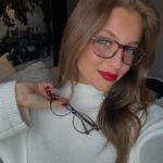 Margarida Corceiro Instagram - Como partilhei convosco ontem, neste Natal juntei-me à @albertooculista e à @cruz.vermelha.pt para ajudarmos quem mais precisa! ☺️ E a tua ajuda também é muito importante! Vou estar amanhã, 2 de dezembro, na loja da Alberto Oculista do Centro Comercial Vasco da Gama, em Lisboa, para, juntos, fazermos muita gente feliz! Isto porque, até dia 31 de dezembro deste ano, na compra dos teus óculos novos na Alberto Oculista, recebes 200€ de oferta para ti e vamos oferecer, em teu nome, um par de óculos a um utente da @cruz.vermelha.pt ! 🥰 Amanhã junta-te a nós a partir das 16h00, vamos ajudar quem mais precisa! Teremos muitas surpresas!!