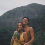 Margarida Corceiro Instagram - Tem passado a viagem a roubar-me o 🥥. Mas eu deixo, fica-lhe melhor a ele. Cheio de sorte. Parabéns a ele pelos 22, parabéns a mim pela paciência. Amo-te @_tomastaborda_ 💛