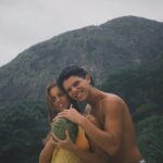 Margarida Corceiro Instagram - Tem passado a viagem a roubar-me o 🥥. Mas eu deixo, fica-lhe melhor a ele. Cheio de sorte. Parabéns a ele pelos 22, parabéns a mim pela paciência. Amo-te @_tomastaborda_ 💛