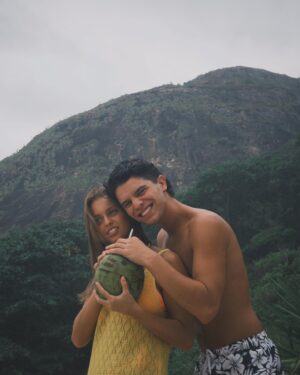 Margarida Corceiro Instagram - Tem passado a viagem a roubar-me o 🥥. Mas eu deixo, fica-lhe melhor a ele. Cheio de sorte. Parabéns a ele pelos 22, parabéns a mim pela paciência. Amo-te @_tomastaborda_ 💛