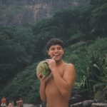 Margarida Corceiro Instagram - Tem passado a viagem a roubar-me o 🥥. Mas eu deixo, fica-lhe melhor a ele. Cheio de sorte. Parabéns a ele pelos 22, parabéns a mim pela paciência. Amo-te @_tomastaborda_ 💛
