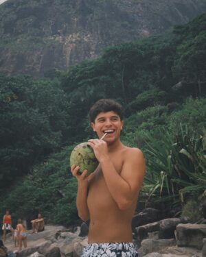 Margarida Corceiro Instagram - Tem passado a viagem a roubar-me o 🥥. Mas eu deixo, fica-lhe melhor a ele. Cheio de sorte. Parabéns a ele pelos 22, parabéns a mim pela paciência. Amo-te @_tomastaborda_ 💛