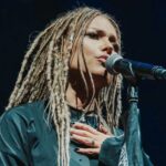 Margarita Gerasimovich Instagram - Я собрала 10.000 человек в Москве в октябре 7000 в стадиуме и 3000 на дополнительном для тех, кто не влез - подряд, друг за другом Часто люди со стороны смотрят на видео с моих сольных концертов и думают, что это фестивали, настолько огромные это залы для такой андеграундной музыки и таких сложных текстов, как мой последний альбом.. Спасибо, что ходите на мои концерты. Это ваша заслуга, что все это вообще возможно, стая 🐋 В каком городе ждёте меня с концертом? 📷 @bloodrising_melissa