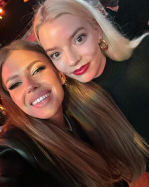 Margarita Gerasimovich Instagram - Кого узнали на фото?🙃

Thank you for the amazing dinner, Legend @iamstevent 🙏 Thank you for the invitation @nioly 🤍

*Grammy viewing party w/ Steve Tyler (Aerosmith) @iamstevent ,Anya Taylor-Joy @anyataylorjoy , Jessica Simpson @jessicasimpson etc 🤍