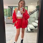Margarita Gerasimovich Instagram - Я могу бесконечно слушать три вещи: - смех своего ребенка - шум океана - этот лютый проигрыш «Ностальгии» в стиле рока 2000ых, от которого сводит олдскулы 😅