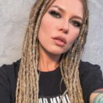 Margarita Gerasimovich Instagram - Мерзкий пост про 💩, но с инсайтом в конце Недавно мы с друзьями ехали на пикник и я попросила влажную салфетку. После чего у нас состоялся такой диалог: Я: ребята, вот почему все детские салфетки так воняют г💩вном? Федя: да нет же, приятно пахнут Я: Алиса, понюхай ты, ну г💩вном же воняют они конкретно… Алиса: Нет, я ничего такого не чувствую, ты гонишь, кремом каким-то вкусным пахнет или пудрой Множу два по два и до меня вдруг доходит: салфетки-то тут вообще не при чём. Это моя зона эндокриальной коры мозга, отвечающая за ассоциации, добавляет мне по памяти запах детских фекалий к влажным салфеткам, которыми, простите, я попу Мие подтирала, пока та была совсем мелкая. И эта неповторимая комбинация так плотно осела в моей памяти, что одно от другого теперь неотделимо, оно намертво срослось. А всем моим друзьям, что, с грудничками и их обк💩канными попками дел никогда в жизни не имели, им салфетки пахнут…салфетками Занавес Вспомнила еще один такой же случай. Я до сих пор не могу пить апельсиновый фреш. Он у меня после программы детокс - чистки, где мне доктор в этом соке размешивал касторовое масло, только этим отвратным маслом и воняет. Просто не переношу с тех пор, хотя столько лет прошло Виноват ли апельсиновый сок? Нет. Но уже поздно. От сока навсегда отвернуло __ В мире есть множество чудесных вещей, которые кто-то ассоцииативно крепко присоседил к себе, и теперь те наши зоны мозга, что отвечают за ассоциации, оскверняют заодно и все эти чудесные вещи докучи Например, «курсы» и «марафоны». Мне иногда прям неловко говорить, что у нас есть «курс», какой шлейф часто стоит за этим словом. Хотя есть столько крутого полезного онлайн-обучения, я сама прохожу по несколько в месяц: языковых, маркетинговых, психологических, и сколько на деле это мне даёт Или коучинг. Офигенный метод, когда он истинный, в отрыве от людей, кто назвал себя коучем в инстаграме, на деле им не являясь А медитация. Это лучшее, что есть в мире, когда она истинная, про состояние тотальной соединённости и кристильную ясность, про работу с УСМИРЕНИЕМ своего эго, а не про раздутие этого эго до небес и способ волшебным образом получить все материальные блага Далее в карусели 👉🏼