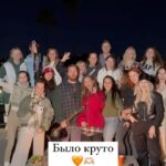 Margarita Gerasimovich Instagram - В преддверии нового Медиториума, мы позвали в гости в наш дом в Лос-Анджелесе выпускников предыдущих потоков, чтобы устроить для них барбекю-вечеринку у нас на заднем дворике (как в фильмах 🥹), вместе готовить хот-доги, петь под гитару у огня и много разговаривать. А еще узнать из первых уст, что больше всего зашло в обучении и как оно изменило жизнь, что нам усилить и улучшить в программе, чтобы было еще круче, какие уроки самые любимые, а какие дались сложнее и так далее. Это было невероятно полезно, уютно, тепло, весело. В очередной раз убеждаемся — наше комьюнити это настоящий бриллиант и огромная-огромная ценность. Совсем скоро семья Медиториума пополнится еще несколькими тысячами студентов. 28 февраля откроем анкету предзаписи, не пропустите (а лучше поставьте напоминание в календарь) Кто был/будет/думает, отзовитесь 👇🏼