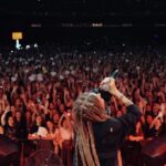 Margarita Gerasimovich Instagram - Как со сцены выглядит океан из 7000 рук самых лучших людей на планете 🐋🐋🐋 Когда-то в детстве я видела такое только в документалках про рок-музыкантов и очень мечтала однажды стоять вот так на сцене, петь свои песни и видеть собственными глазами в живую этот красивый океан. И вот… Третий год подряд это моя реальность ❤️‍🩹 Спасибо, стая 🐋 За каждый огонёк, за каждую поднятую руку в зале, за каждый хлопок аплодисментов, за ваши плакаты, за ваши добрые слова, за эту веру в мою музыку и за любовь. Вы лучший фанклуб в мире 🙏