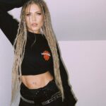 Margarita Gerasimovich Instagram - Готовим новый трек на февраль. На самом деле, на выбор к выпуску целая куча невыпущенных песен, которые мы иногда играем в лайве: и «стой» (которой открывали стадиум), и старая добрая «кофе-молоко», к которой никак аранжировку не утвердим, и легендарная «1234», строчки из которой уже несколько десятков(!) людей набили в виде татуировки 🤯, и «перчатки», которые поют стадионы, а в записи её так и не было, и много всего другого. А еще несколько новых песен, которые даже в отрывках никто не слышал пока. И те самые «о несчастной любви» из стола, судьбу которых решали недавно. Давайте голосовать: что выпускаем в феврале, стая? 🐋