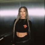 Margarita Gerasimovich Instagram - Готовим новый трек на февраль. На самом деле, на выбор к выпуску целая куча невыпущенных песен, которые мы иногда играем в лайве: и «стой» (которой открывали стадиум), и старая добрая «кофе-молоко», к которой никак аранжировку не утвердим, и легендарная «1234», строчки из которой уже несколько десятков(!) людей набили в виде татуировки 🤯, и «перчатки», которые поют стадионы, а в записи её так и не было, и много всего другого. А еще несколько новых песен, которые даже в отрывках никто не слышал пока. И те самые «о несчастной любви» из стола, судьбу которых решали недавно. Давайте голосовать: что выпускаем в феврале, стая? 🐋