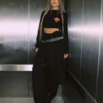 Margarita Gerasimovich Instagram - Готовим новый трек на февраль. На самом деле, на выбор к выпуску целая куча невыпущенных песен, которые мы иногда играем в лайве: и «стой» (которой открывали стадиум), и старая добрая «кофе-молоко», к которой никак аранжировку не утвердим, и легендарная «1234», строчки из которой уже несколько десятков(!) людей набили в виде татуировки 🤯, и «перчатки», которые поют стадионы, а в записи её так и не было, и много всего другого. А еще несколько новых песен, которые даже в отрывках никто не слышал пока. И те самые «о несчастной любви» из стола, судьбу которых решали недавно. Давайте голосовать: что выпускаем в феврале, стая? 🐋