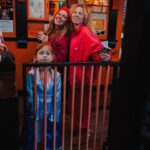 Margarita Gerasimovich Instagram - Катались сегодня на коньках в пижамах, ели банановый пломбир с солёной карамелью, катались на трамвайчике из Ла-Ла-Ленд и доедали Рождественский оливье, заботливо приготовленный нашей Аллочкой, под «Королеву бензоколонки». Чудесные дни, когда семья, как никогда, греет и радует. Как же хорошо просто…жить 🤍 Всем счастливых праздников, дорогие! Проведите их с родными и близкиии, наполняйте каждый момент любовью. Обнимаю каждого. Ph: @semyon_lebedintsev