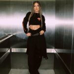 Margarita Gerasimovich Instagram - Готовим новый трек на февраль. На самом деле, на выбор к выпуску целая куча невыпущенных песен, которые мы иногда играем в лайве: и «стой» (которой открывали стадиум), и старая добрая «кофе-молоко», к которой никак аранжировку не утвердим, и легендарная «1234», строчки из которой уже несколько десятков(!) людей набили в виде татуировки 🤯, и «перчатки», которые поют стадионы, а в записи её так и не было, и много всего другого. А еще несколько новых песен, которые даже в отрывках никто не слышал пока. И те самые «о несчастной любви» из стола, судьбу которых решали недавно. Давайте голосовать: что выпускаем в феврале, стая? 🐋