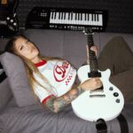 Margarita Gerasimovich Instagram - Киты. Хэлп. Тема животрепещущая. В директе тысячи сообщений и я не успеваю читать. Решила продублировать в пост У меня в столе несколько десятков сумасшедше красивых песен о несчастной любви. Типа «спичек», «полчеловека» и «новые линии» Мои подруги практически матом орут «выпусти, дура, это похороненные шедевры» И всё бы ничего. Но вот только я давно не чувствую себя так Странно ведь петь о том, чего давно нет? Но песни капец как жалко… Что бы вы сделали на моём месте?