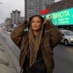 Margarita Gerasimovich Instagram - А кто это такой тут на главном баннере города?❤️‍🩹 Это нас @zvuk_on_air поздравляет с премьерой «Ностальгии», а мы сильно радуемся. Сегодня запремьерим трек ещё и на акустическом сольнике в клубе 19/30 Moscow. Все билеты, увы, проданы, но я буду репостить тех, кто попал, в сторис 🙃