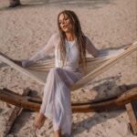 Margarita Gerasimovich Instagram - «Первое впечатление - ошибочно». Часто слышали фразу? Я бы копнула глубже и сказала бы так: «Первое впечатление - это наглядная картина наших собственных паттернов и установок». То, как мы видим нового человека, новый город, новоечтоугодно - это всегда про того, КТО СМОТРИТ и только про него. Я прожила 30 лет, убежденная, что Дубай это город эскортниц и дешёвых удовольствий. Что тут тока про съём, бабки, шоппинг, понты, достигаторское достигаторство, что тут живут одни инфоцыгане, криптоделюги, торговцы и девушки лёгкого поведения. Люди, жаждущие лишь удовольствий и одержимые деньгами, наживой и славой. Думая много лет к ряду так про чужой город (вполне нормальный, кстати, человеческий город, который я смогла разглядеть сквозь свои ширмы предрассудков лишь с четвёртого раза), я, конечно же, ничто иное, как просто…защищалась. «А я вот не такая», «а мне зато все эти ваши Шанели и Биркины не нужны», «зато вот я про душу, а вы тут в своём Дубае про другое», «а я зато, в отличие от них, не продаюсь». И все в этом роде. Так моя психика защищала свои уязвимые места. Сегодня защищать больше нечего, поэтому и «разбитые очки» мне больше не нужны и я вижу город таким какой он есть. Разным. Да, Дубай разный. И такой тоже. Как и любое другое место на планете. Да только никто ни в одном городе мира тебе своих взглядов не навяжет, если ты крепок в своих верованиях и ценностях. А если не крепок, то и на духовном Бали, знаете ли, и эскортницы есть, и оргии, и всё выше перечисленное. Что нового я узнала в этот раз о Дубае? Например, то, что это идеальный город для отдыха с детками и родителями в возрасте. Столько впечатлений у Мии и бабушки от этих парков, музеев, смотровых, сказочных улиц, что эти округлившиеся от восторга счастливые глаза я точно никогда не забуду. Такое счастье показывать родным настоящее чудо, которого они раньше не видели. (Продолжение в карусели 👉🏼👉🏼)