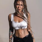 Margarita Gerasimovich Instagram - Срочно! 1 или 2? *выбираем для баннеров (потом раскрою секрет, для каких, но вы будете пищать от радости 🙃) Новости для китов: Сегодня тот самый сольник в Москве на 7000 человек. Все билеты на него давно проданы, у нас полный аншлаг, попасть никак нельзя. Единственная возможность быть с нами - это онлайн трансляция. Она в несколько раз дешевле самых дешёвых офлайн билетов, но эффект присутствия максимальный. Топовый звук, картинка, полное погружение. Будто смотрите из самого лютого випа, только прямо у сцены. Почему онлайн это тоже топчик - смотрите в карусели отзывы тех, кто уже был Присоединиться можно сайте ritadakota.ru (лучше вбивать вручную в браузере и без vpn, чтобы цены были в рублях) До вечера 🐋 *и пожелайте удачи, волнуюсь ❤️‍🩹 Ph: @egor_sha Produser: @elina.ts Idea: @balllabanov Muah: @anastasia_damdinova x @cornrows_studio