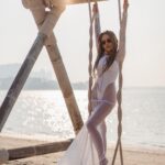 Margarita Gerasimovich Instagram - «Первое впечатление - ошибочно». Часто слышали фразу? Я бы копнула глубже и сказала бы так: «Первое впечатление - это наглядная картина наших собственных паттернов и установок». То, как мы видим нового человека, новый город, новоечтоугодно - это всегда про того, КТО СМОТРИТ и только про него. Я прожила 30 лет, убежденная, что Дубай это город эскортниц и дешёвых удовольствий. Что тут тока про съём, бабки, шоппинг, понты, достигаторское достигаторство, что тут живут одни инфоцыгане, криптоделюги, торговцы и девушки лёгкого поведения. Люди, жаждущие лишь удовольствий и одержимые деньгами, наживой и славой. Думая много лет к ряду так про чужой город (вполне нормальный, кстати, человеческий город, который я смогла разглядеть сквозь свои ширмы предрассудков лишь с четвёртого раза), я, конечно же, ничто иное, как просто…защищалась. «А я вот не такая», «а мне зато все эти ваши Шанели и Биркины не нужны», «зато вот я про душу, а вы тут в своём Дубае про другое», «а я зато, в отличие от них, не продаюсь». И все в этом роде. Так моя психика защищала свои уязвимые места. Сегодня защищать больше нечего, поэтому и «разбитые очки» мне больше не нужны и я вижу город таким какой он есть. Разным. Да, Дубай разный. И такой тоже. Как и любое другое место на планете. Да только никто ни в одном городе мира тебе своих взглядов не навяжет, если ты крепок в своих верованиях и ценностях. А если не крепок, то и на духовном Бали, знаете ли, и эскортницы есть, и оргии, и всё выше перечисленное. Что нового я узнала в этот раз о Дубае? Например, то, что это идеальный город для отдыха с детками и родителями в возрасте. Столько впечатлений у Мии и бабушки от этих парков, музеев, смотровых, сказочных улиц, что эти округлившиеся от восторга счастливые глаза я точно никогда не забуду. Такое счастье показывать родным настоящее чудо, которого они раньше не видели. (Продолжение в карусели 👉🏼👉🏼)